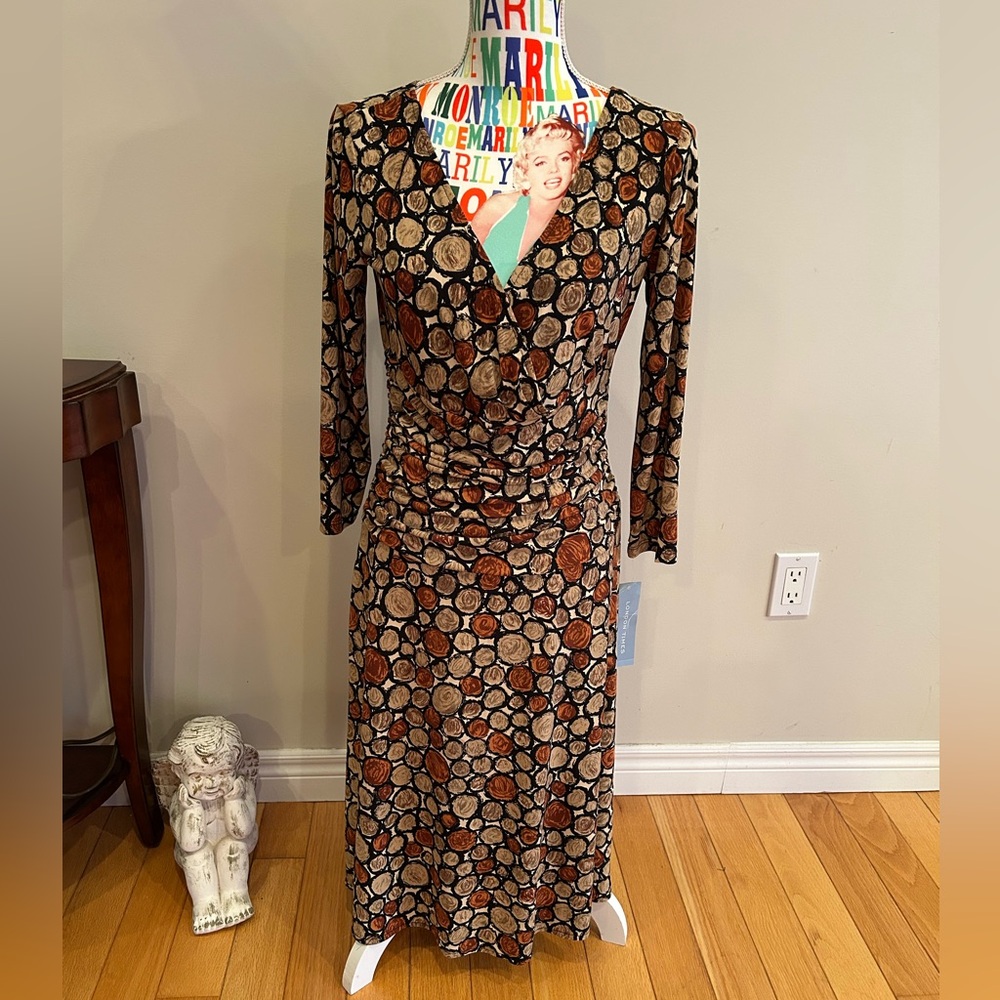 NWT London Times long sleeve dress. Brown abstract circle pattern and ruching.